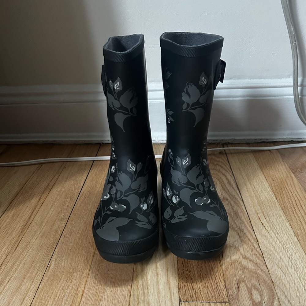- Flower pattern rain boots